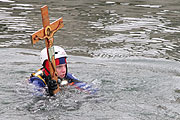 Schwimmer holten das Kreuz zurück aus der 4 Grad kalten Isar (Foto: Martin Schmitz)